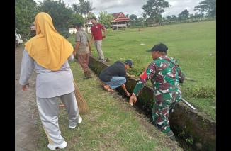 Personel Koramil 1426-02/Polsel Bersama Masyarakat Kerja Bakti Bersihkan Saluran Air