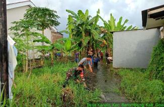 Babinsa Koramil 1409-05/Pallangga Laksanakan Gotong Royong Bersama Warga Bersihkan Saluran Air