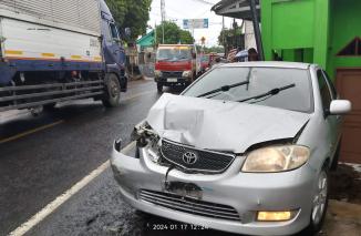 Foto Dua Mobil Dan Satu Motor Terlibat Kecelakaan Di Warungkiara, Cek Faktanya