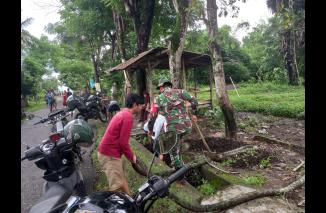 Foto Personel Koramil -03/Galut Gelar Kerja Bakti Bersihkan Saluran Air