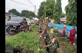 Personel Koramil -05/Marbo, Gelar Kerja Bakti Bersihkan Saluran Air