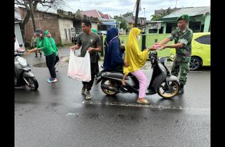 Foto Jum'at Berkah, Anggota Koramil -04/Galesong Bagikan Snack Kepada Para Pengguna Jalan