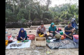 Foto Mantap Jenderal, Bhabinkamtibmas Buluh Cina Polsek Siak Hulu Terus Beri Edukasi Cooling System Pemilu Damai