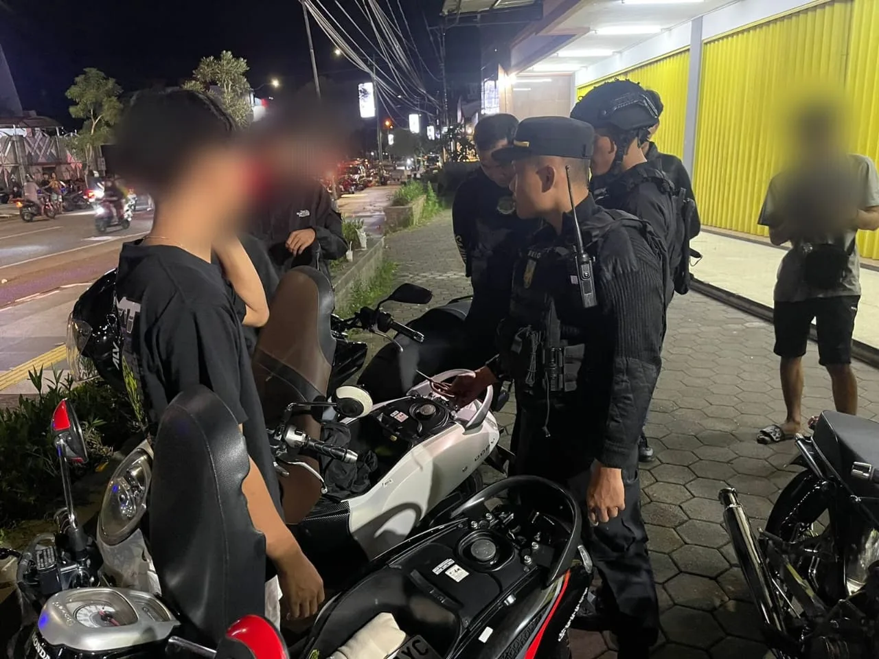 Polisi Bubarkan Aksi Balap Liar hingga Gerebek Sejoli Bukan Pasutri Bermesraan dan Pesta Miras di Pinggir Pantai