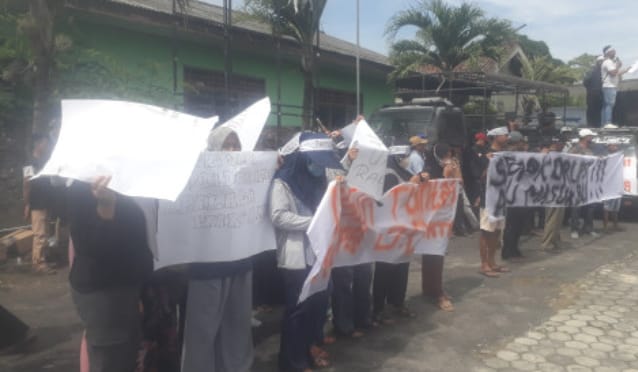 Warga Geruduk Kantor Desa Baktirasa Tuntut Kades Mundur