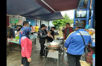 Foto Bantu Korban Banjir, Dinsos Kaltim Dirikan Dapur Umum