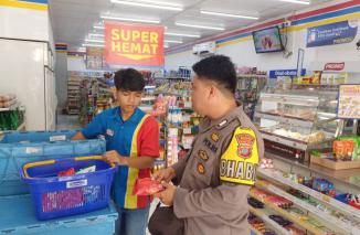 Foto Bhabinkamtibmas Polsek Wenang, Sambangi Mini Market Ingatkan Larangan Jual Barang Kadaluarsa