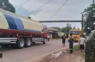 Masyarakat Mengeluh Setelah Portal di Bongkar, Kendaraan Besar Ramai Sangsi Jalan Cepat Rusak