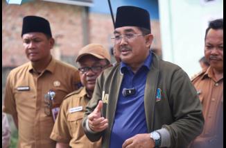 Foto Bupati Anwar Sadat Bedah Rumah Warga yang Viral di Medsos