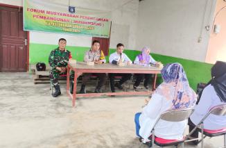 Foto Babinsa Koramil 431-02/Muntok hadiri Musrenbang Wujud Peran Aktif di wilayah Binaannya