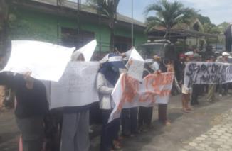 Warga Geruduk Kantor Desa Baktirasa Tuntut Kades Mundur