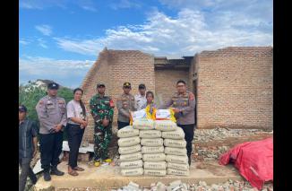 Foto Kapolres Lampung Selatan Beri Bantuan kepada Janda Sebatang Kara Korban Angin Kencang di Jati Agung