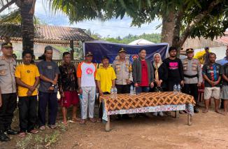 Foto Kapolres Bangkep Jimmy Marthin Simanjuntak S.I.K Pimpin Olah TKP Penemuan Jenazah di Banggai Laut