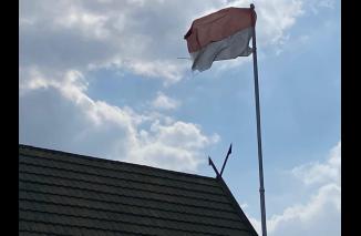 Foto Diduga Kadis PUPR Kota Jambi Mengabaikan Bendera Sang Saka Merah Putih Berkibar Dalam Keadaan Sobek Dan Kusam