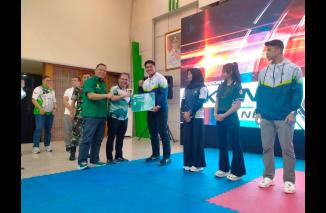 Foto Bupati Bandung Berikan 'Kadeudeuh' Sebesar Rp 6,5 Miliar Bagi Para Peraih Medali PON 2024