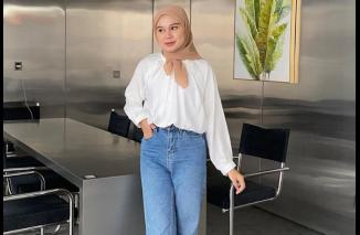 7 Tipu Unik untuk Paduan Jilbab, Kemeja Putih, dan jeans Anda