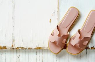 Foto 8 Rekomendasi Sandal Lebaran yang Wajib Dicoba untuk Wanita Tahun 2025