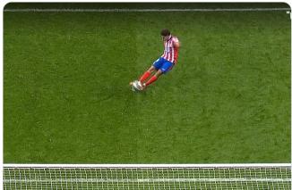 Foto Kaki Kiri Melanggar Kaki Kanan: Rahasia di Balik Gol Julian Alvarez dalam Adu Penalti Atletico Madrid vs Real Madrid yang Dibatalkan