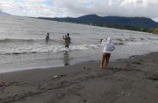 Foto Hanya 12 Menit dari Manado, Temukan Pantai Indah Siapakah Untuk Lebaran 2025 dengan Pemandangan Pulau dan Gunung yang Mempesona