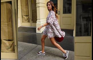 Foto Tips Menyatukan Mini Dress dan Sneakers untuk Tampilan Chic yang Stylish!