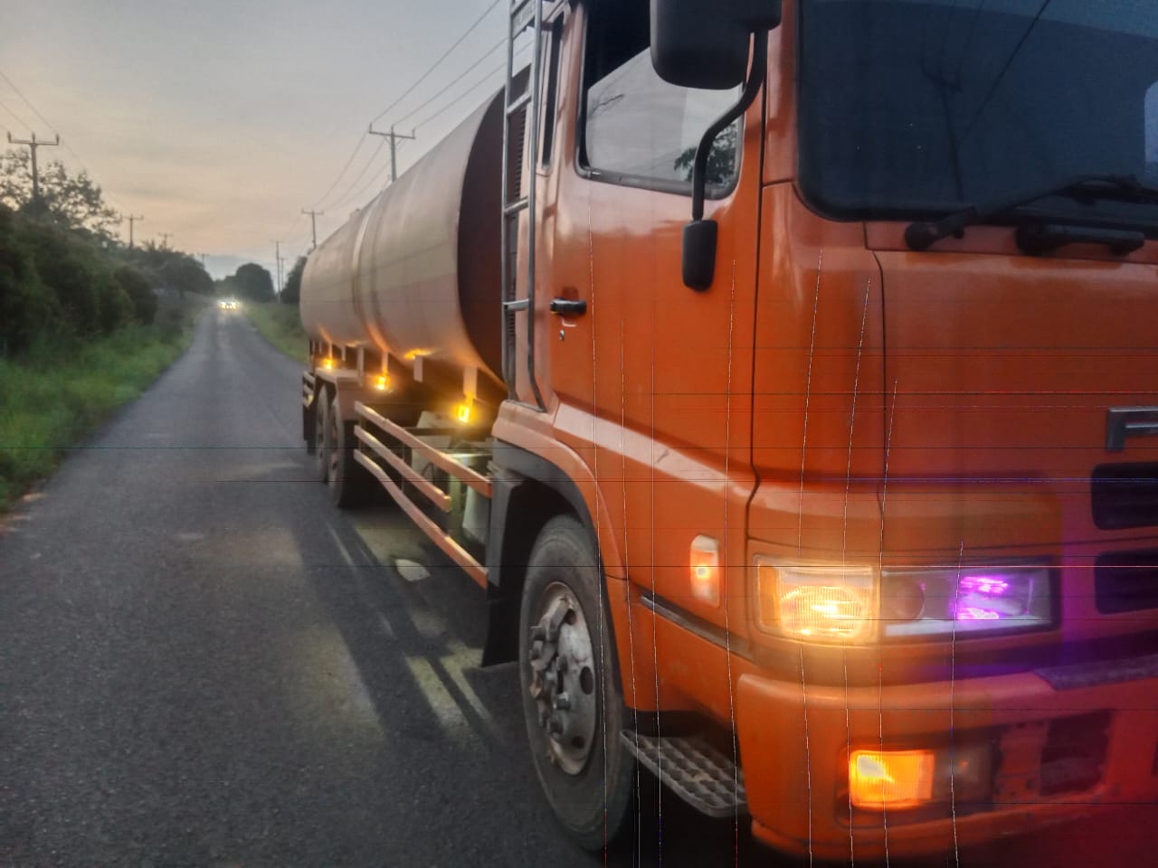 Mobil Fuso Angkut Solar Ilegal, Truk Tangki Bebas Melintas di Kecamatan Keluang: Pembiaran atau Kelalaian