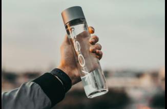 Foto Bisa Bawa Botol Air Mineral ke Pesawat? Ini Jawabannya!