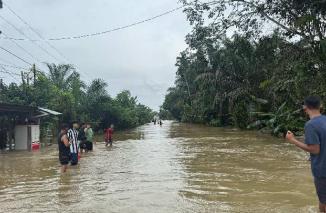 Foto Banjir Mengganggu Jalur Utama Palembang-Jambi, Antrean Panjang Hingga 20 Kilometer