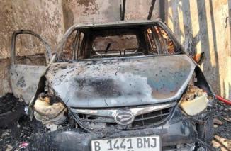 Foto Daihatsu Sirion Tak Berdaya, Uang Segepok dan Sertifikat Pengendali Hilang dalam Sekejap