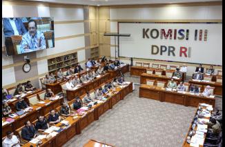 Foto DPR Dorong Polisi Hapuskan Premanisme dalam Penagihan Utang di Indonesia