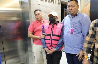 Foto Tiga Hakim Jadi Tersangka: Skandal Suap Kasus Korupsi CPO di Indonesia