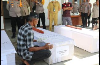 Foto Tiga Korban Pembantaian KKB Dikuburkan Secaralangsung di Yahukimo, Menyerahkan Jiwa kepada Keluarga