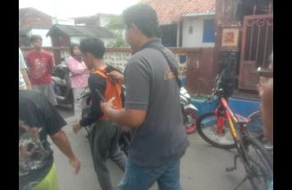 Foto Maling Ditangkap Saat Mencuri Kotak Infak, Dihajar Massa