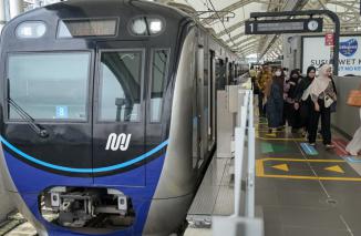 Foto Polisi Kejar Penjahat Pencuri Sepeda di Stasiun MRT Jakarta