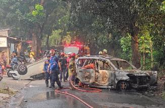 Foto Mobil Polisi Terbakar saat Massa menjemput Tersangka
