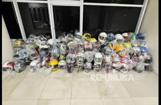 Foto Kepolisian Situasi 130 Helm dari Pelaku Skandal Suap Putusan CPO di Menteng