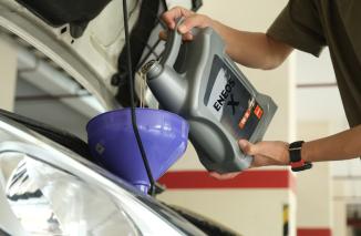 Foto Baru Tau Nih! Tuang Oli Mobil Berlebih Bisa bikin Masalah Serius