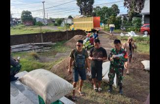 Babinsa Koramil 1426-03/Galut Dampingi Proses Penimbangan Dan Pengiriman Gabah ke Bulog
