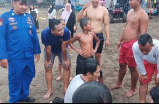 Foto Wisatawan Nyaris Tenggelam di Pantai Citepus Palabuhanratu Berhasil diselamatkan polisi