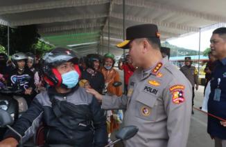 Foto Kabaharkam Polri Sambangi Pemudik di Bakauheni, Imbau Waspada di Perjalanan