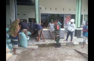 Foto Petani Senang, Personel Koramil 1426-03/Galut Terus Dampingi Mitra Bulog Serap Gabah Hasil Panen