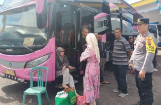 Foto Personel Pos Pelayanan Ops Ketupat Samrat 2025 Lakukan Pengecekan Penumpang di Terminal Malalayang