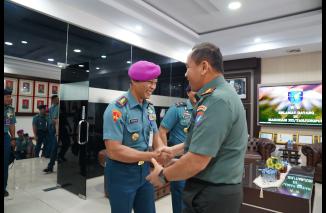 Foto Silaturahmi Idul Fitri, Pangdam Tanjungpura Terima Kunjungan Danlantamal XII/Pontianak