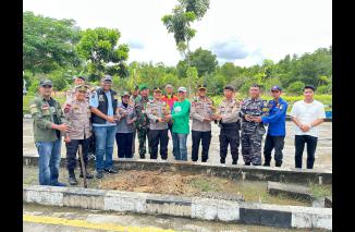 Foto Polres Bengkalis Tanam Pohon, Dukung Program Kapolda Riau Peduli Lingkungan