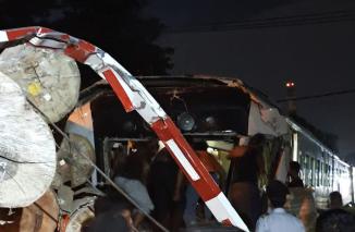 Foto Kecelakaan Akibat Truk Terobos Rel, KAI Ingatkan: Itu Melanggar Hukum!