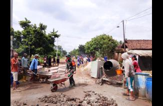 Foto Bersama Masyarakat Babinsa Koramil Sribhawono Gotong Royong Perbaiki Jalan Rusak