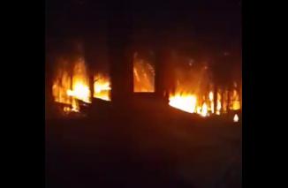 Foto Puluhan Sumur Minyak Terbakar di Keluang, Cermin Gagalnya Penegakan Hukum