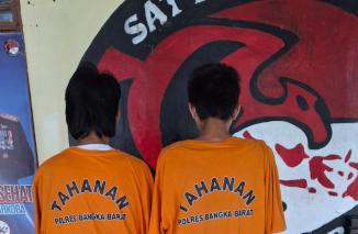 Foto Dua Pemuda Asal Mentok Diciduk Polsek Mentok, 53 Paket Sabu Diamankan