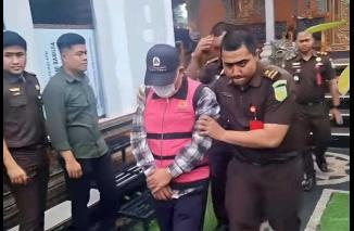 Foto Kejati Lampung Tetapkan Eks Bupati Lamtim Dawam Raharjo dan 3 Orang Sebagai Tersangka Kasus Korupsi Proyek Gerbang Rumdis