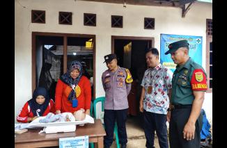 Foto Dukung Generasi Sehat, Babinsa Koramil 14/Jabung Hadiri Pekan Imunisasi Dunia (PID)