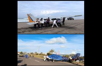 Foto Gagal Mesin, Pesawat Jenis Capung   Mendarat Darurat di Pesisir Pantai Pangandaran